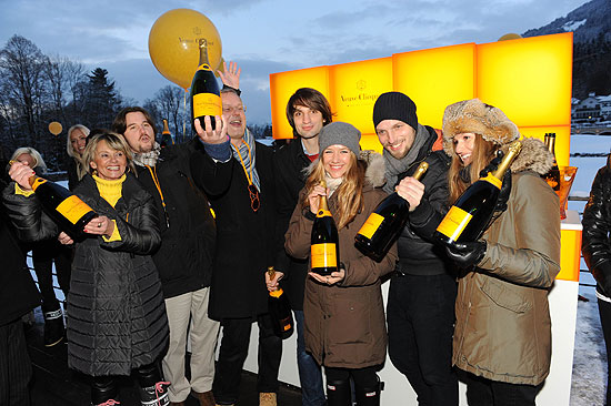 Siegerehrung  Lysander Oerlehans, Frank Floc´hlay , Max von Gumpenberg Alexandra Neldel mit Preis Magnum Flasche Veuve Clicquot (©Foto: BrauerPhotos (c) G.Nitschke für Veuve Clicquot)